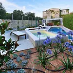 Charming With Pool Willa Szybenik