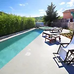Charming With Pool Willa Szybenik