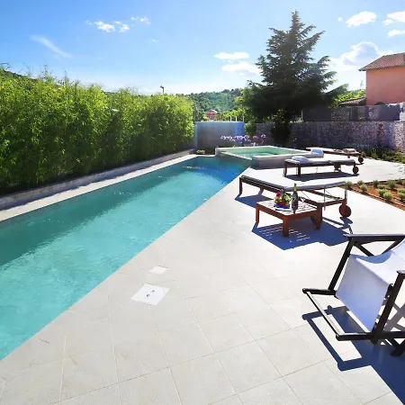 Deluxe In Ibenik Near שיבניק