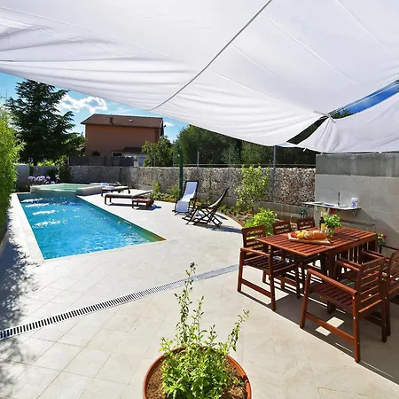 Charming With Pool Vila