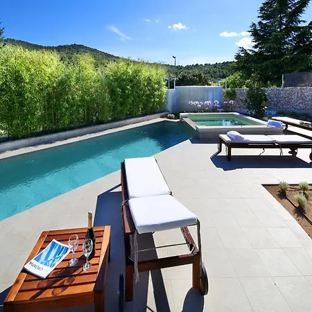 Charming With Pool * Szybenik