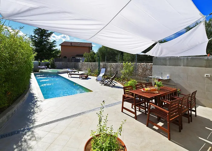 Charming With Pool Vila