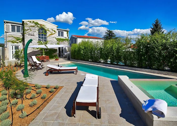 Charming With Pool Vila