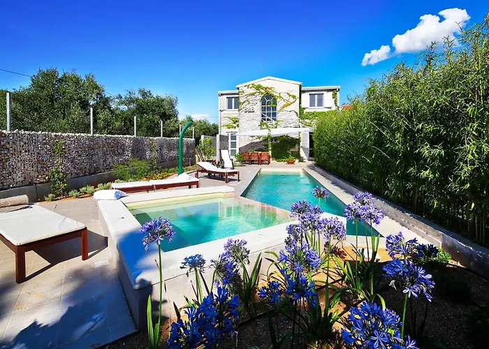 Vila Charming With Pool