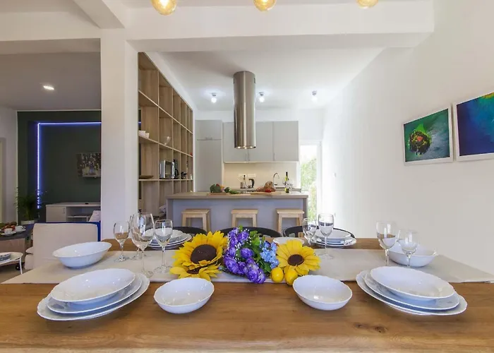 ヴィラ Charming With Pool