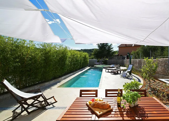 Charming With Pool ヴィラ シベニク